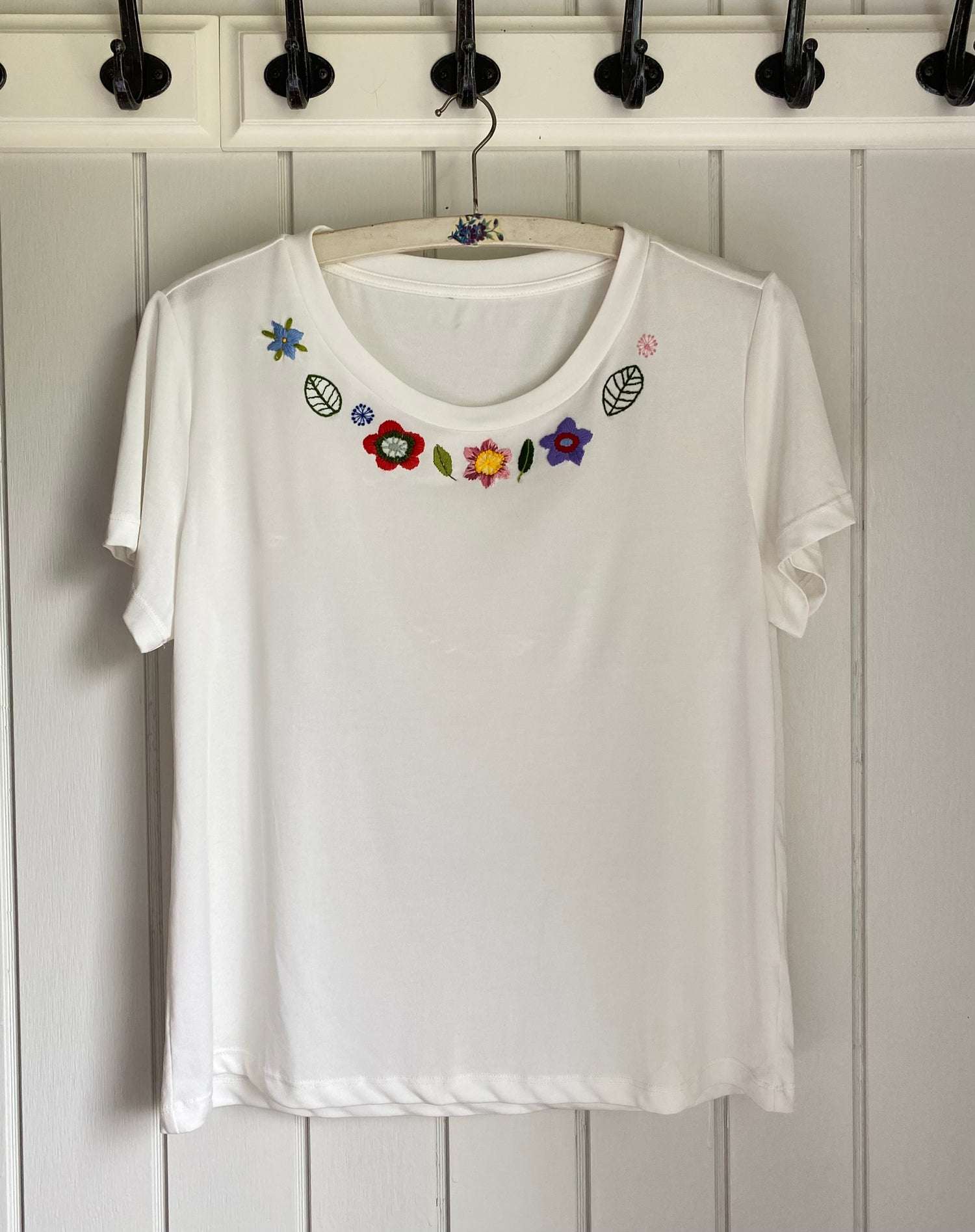 T-shirt med broderi