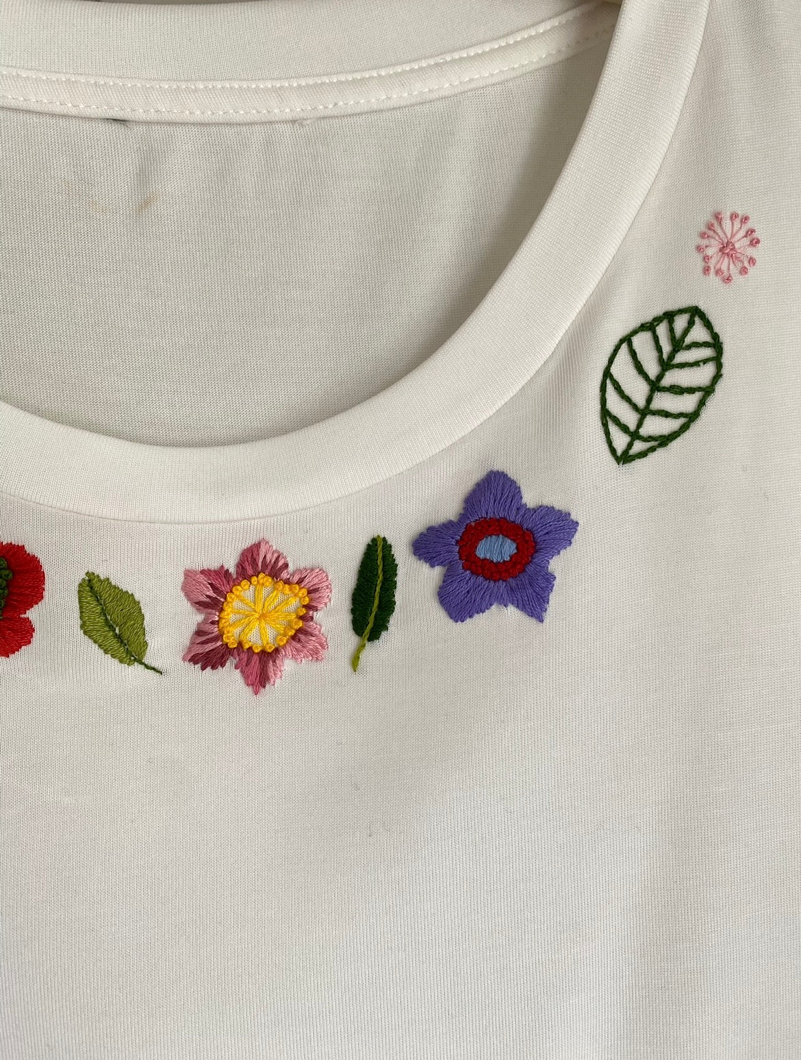 Sommerbroderi på en hvid t-shirt