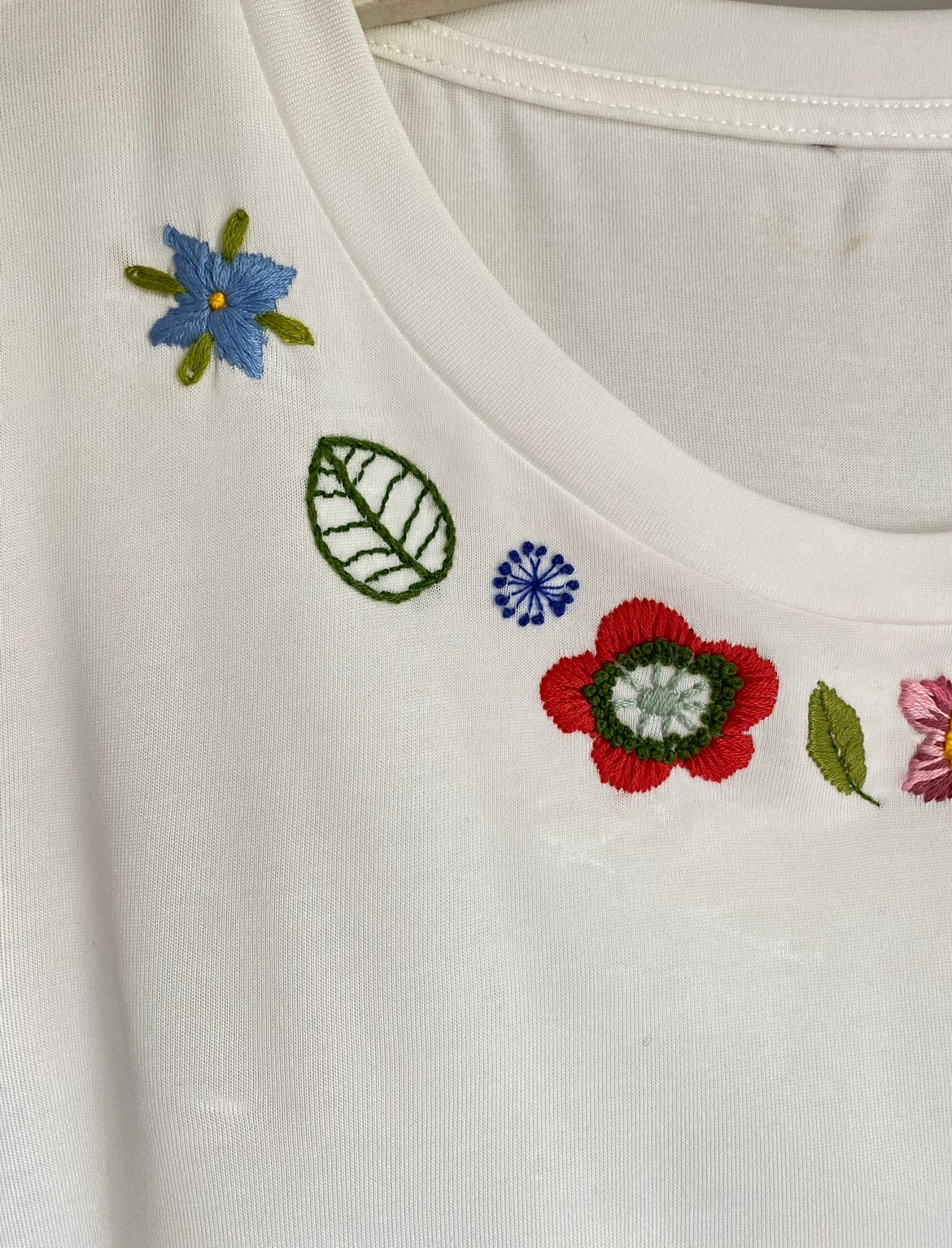 Sommerbroderi på en hvid t-shirt