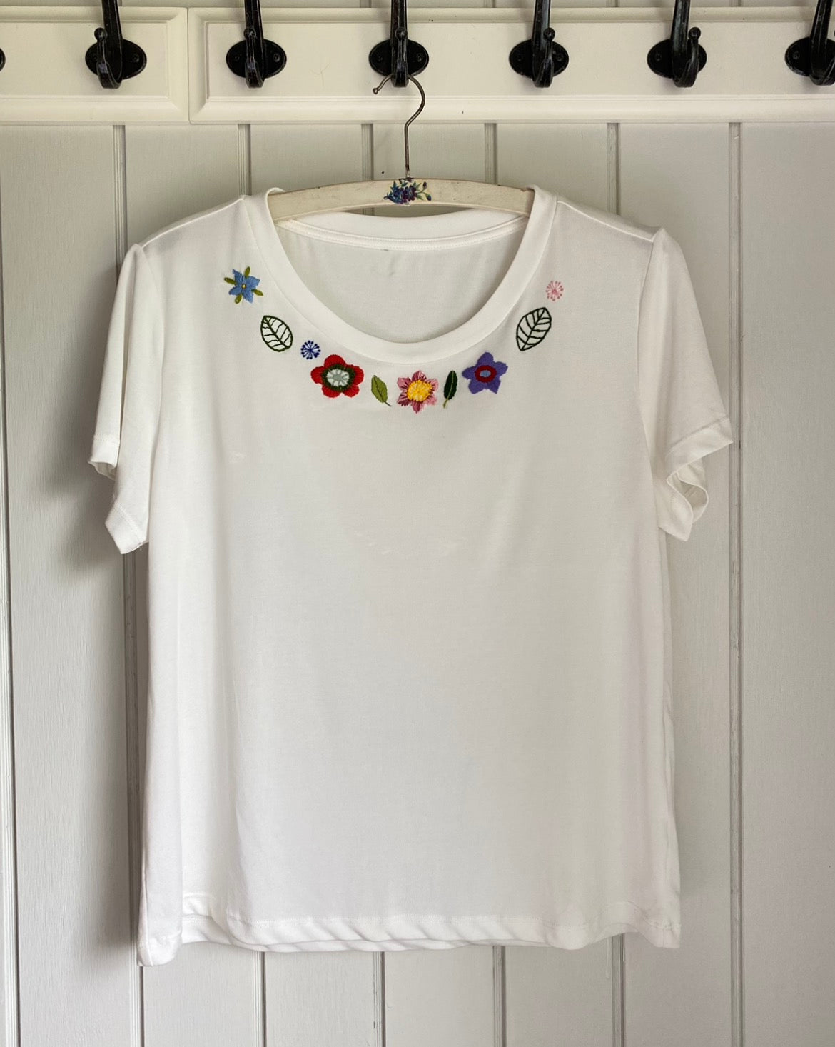 Sommerbroderi på en hvid t-shirt